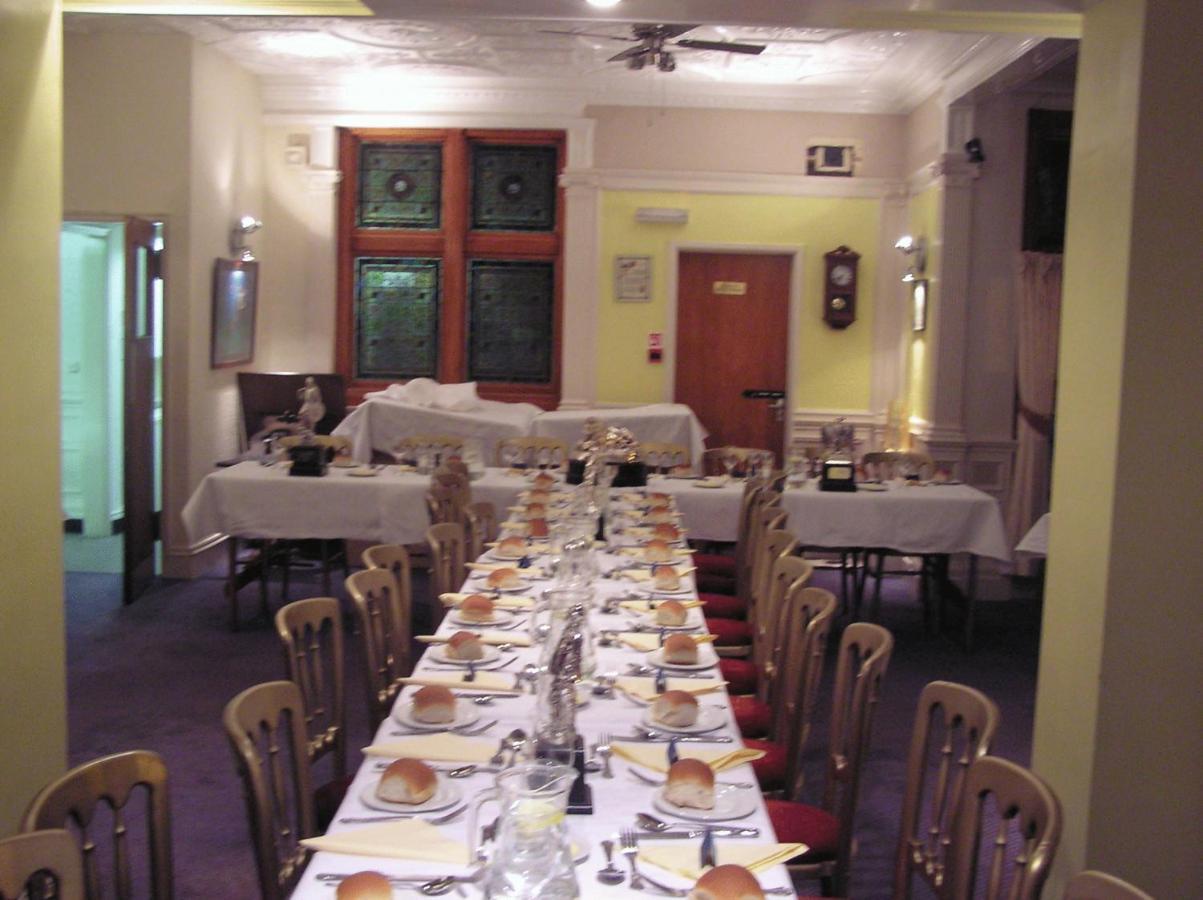 ניומרקט Cadogan Hotel מראה חיצוני תמונה