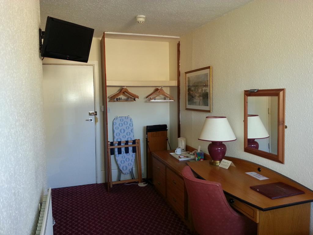 ניומרקט Cadogan Hotel מראה חיצוני תמונה