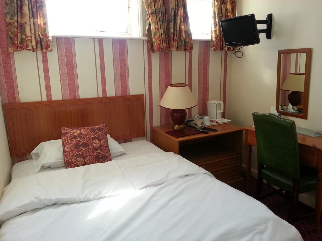 ניומרקט Cadogan Hotel מראה חיצוני תמונה
