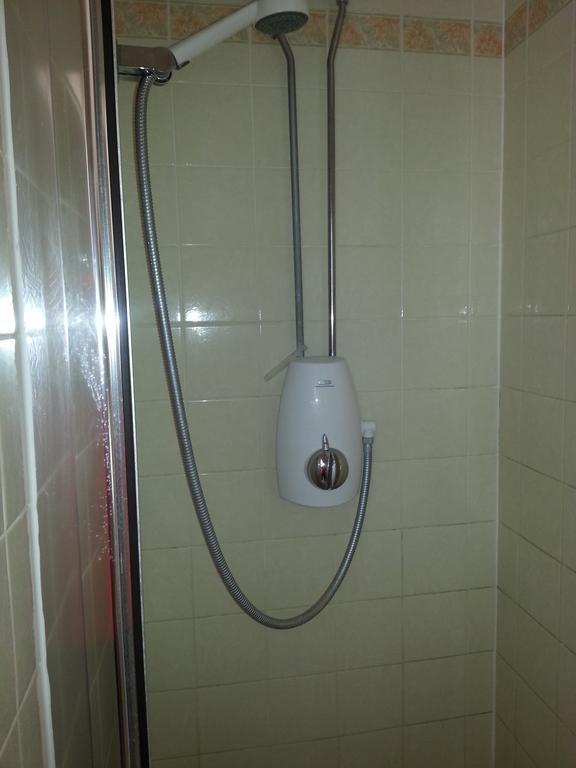 ניומרקט Cadogan Hotel מראה חיצוני תמונה