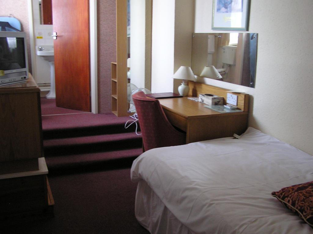 ניומרקט Cadogan Hotel מראה חיצוני תמונה