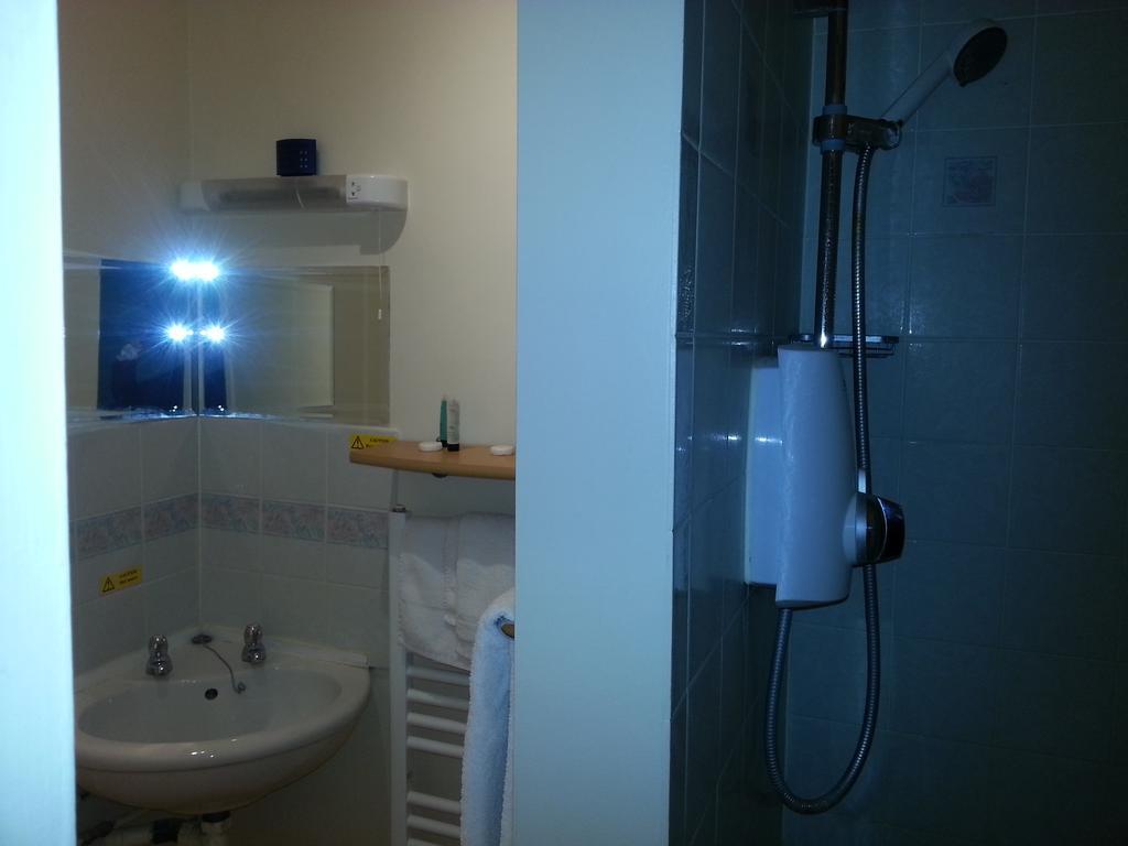 ניומרקט Cadogan Hotel מראה חיצוני תמונה