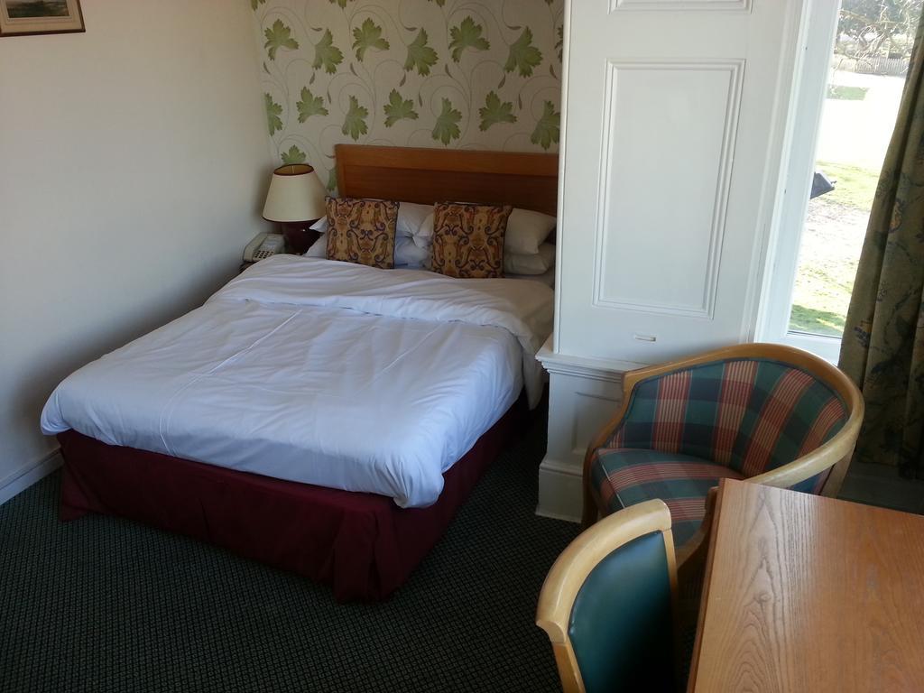 ניומרקט Cadogan Hotel מראה חיצוני תמונה