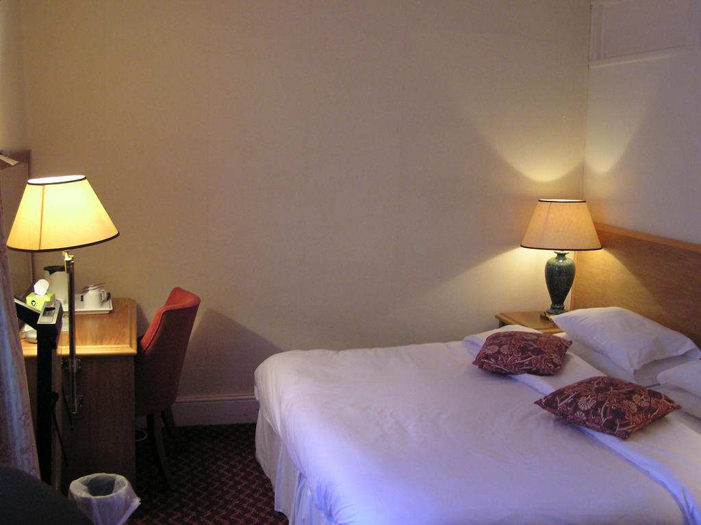ניומרקט Cadogan Hotel מראה חיצוני תמונה