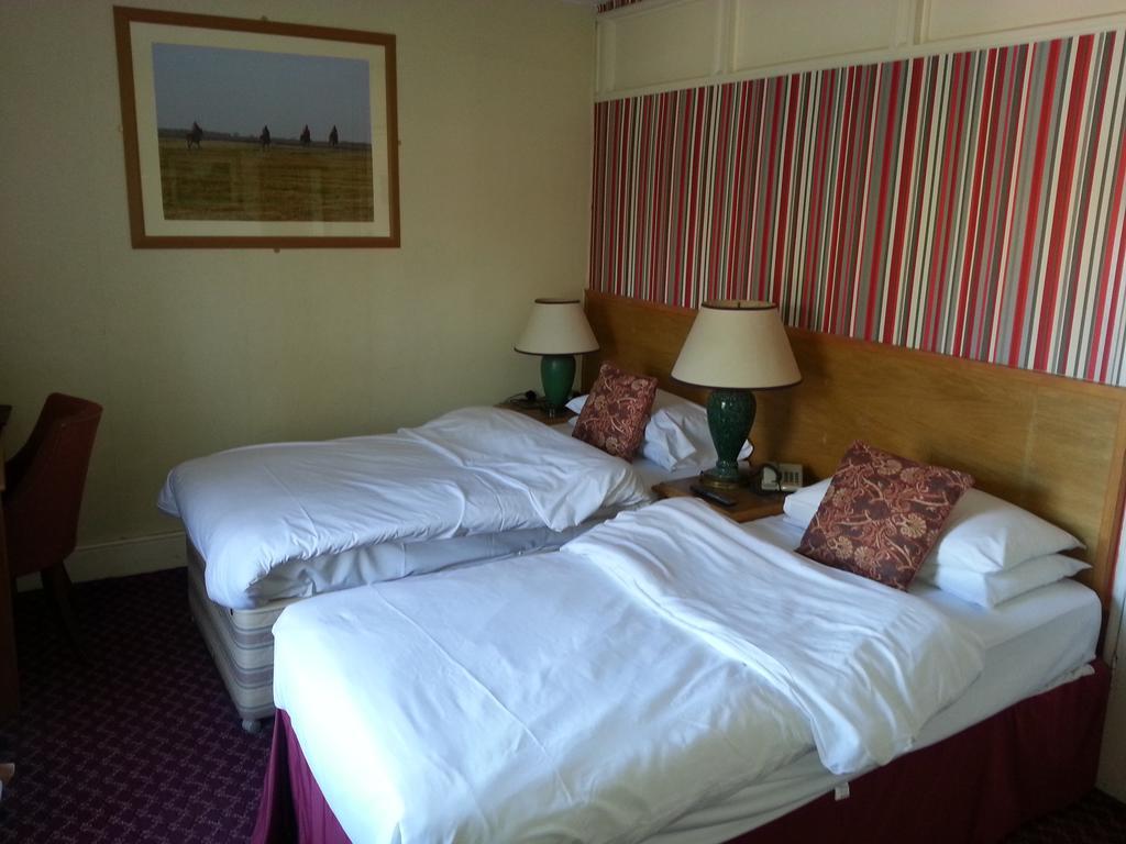 ניומרקט Cadogan Hotel מראה חיצוני תמונה
