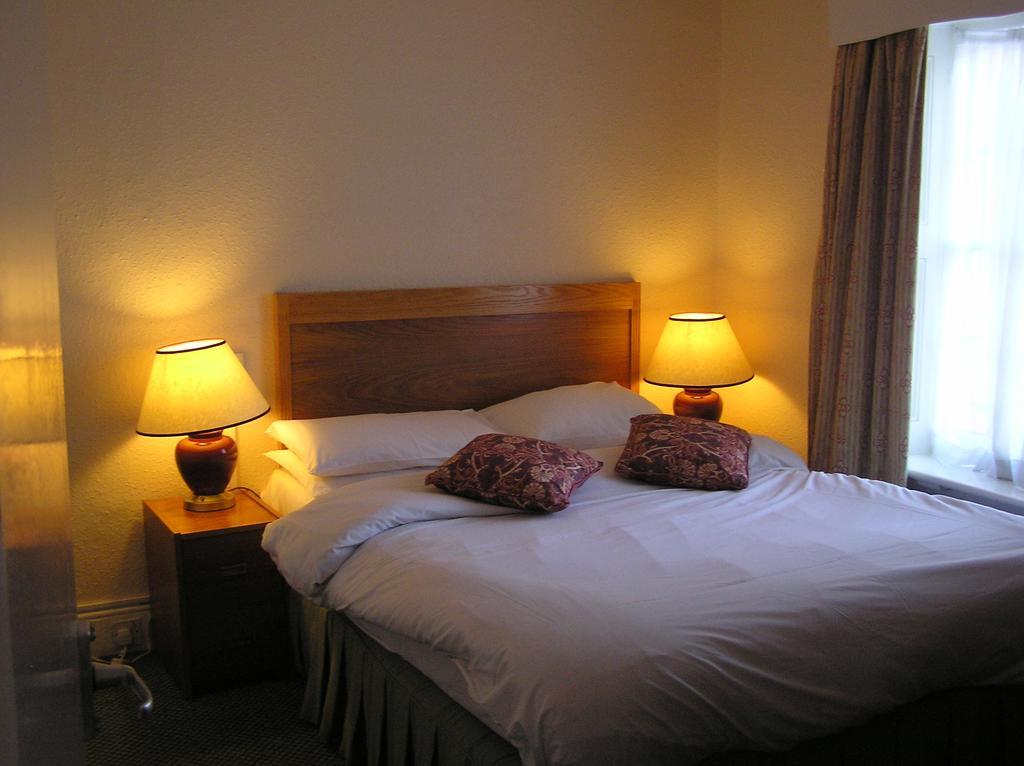 ניומרקט Cadogan Hotel מראה חיצוני תמונה